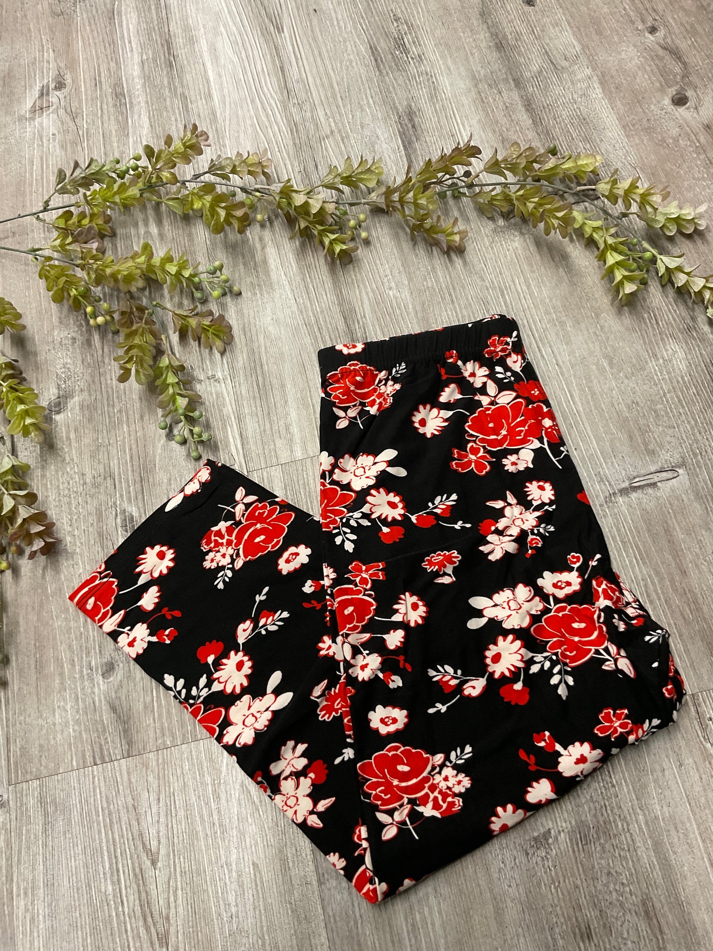 OS black and red flower Capri